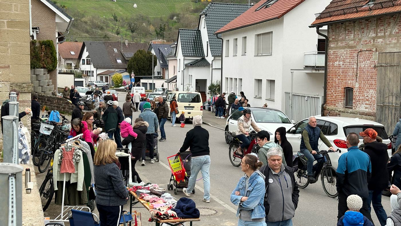 Buntes Flohmarkttreiben auf Baachs Hauptstraße
